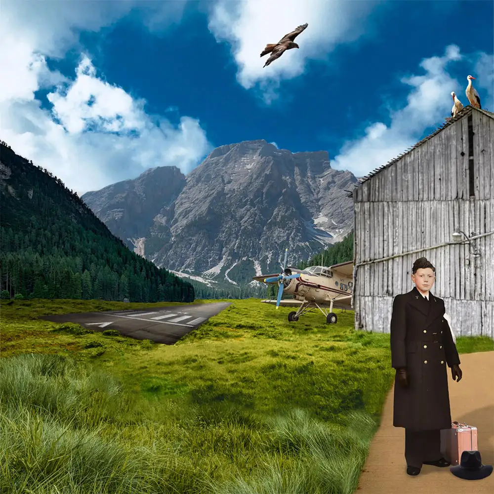 Photo ancienne d'un enfant retouchée et placée dans un décor de montagne